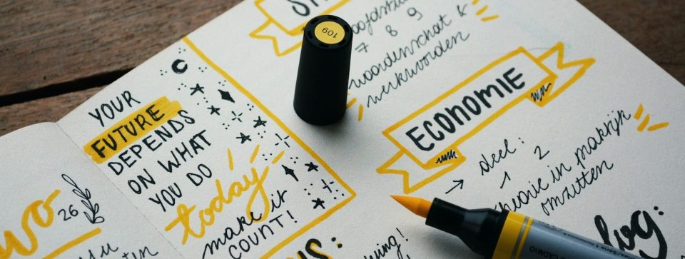 Arbeitsbuch, Planung, Schrift mit gelbem Marker