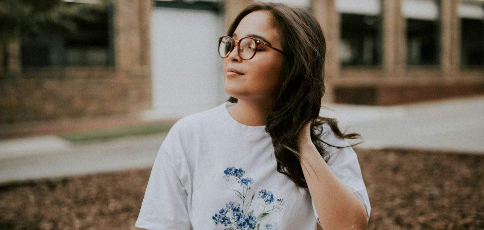 Junge dunkelhaarige Frau mit Brille