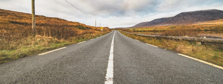 Einsame Landstraße in Irland