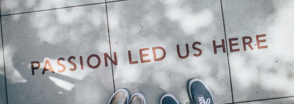 'Passion led us here' auf Boden gedruckt, zwei paar Füße