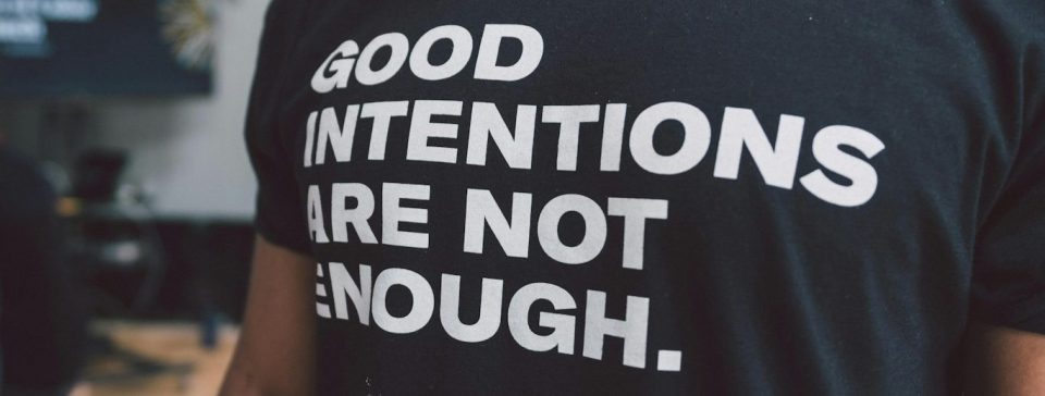 'Good intentions are not enough' auf T-Shirt
