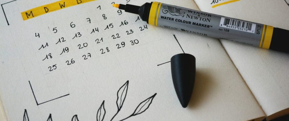 Kalender, Arbeitsbuch mit gelbem Marker