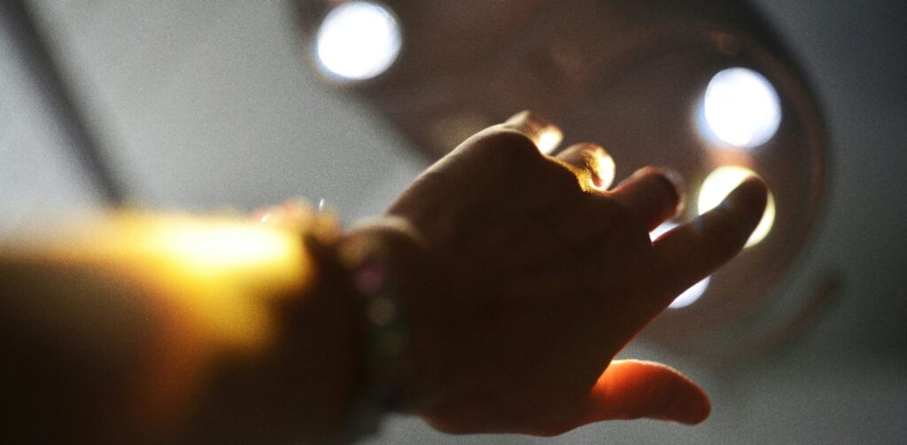 Sich zeigen – wann ist man eigentlich bereit? Foto: Hand ins Licht: Sich zeigen