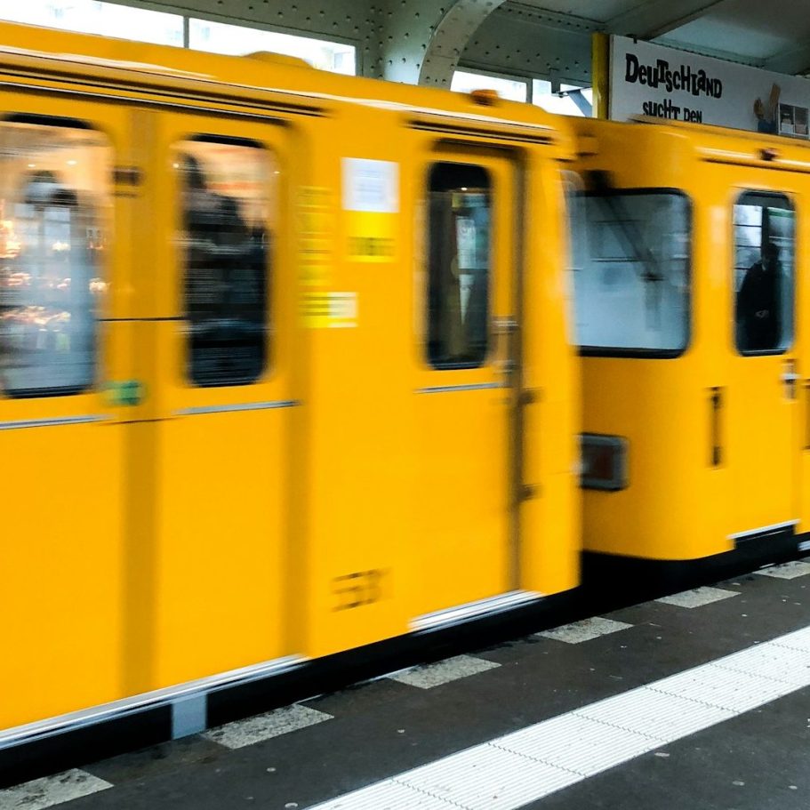 Gelbe U-Bahn Gelbe U-Bahn-Züge fahren an einer Haltestelle vorbei.